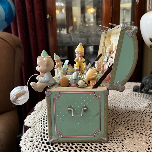 Vintage precious moments music box - Picture 5 of 5